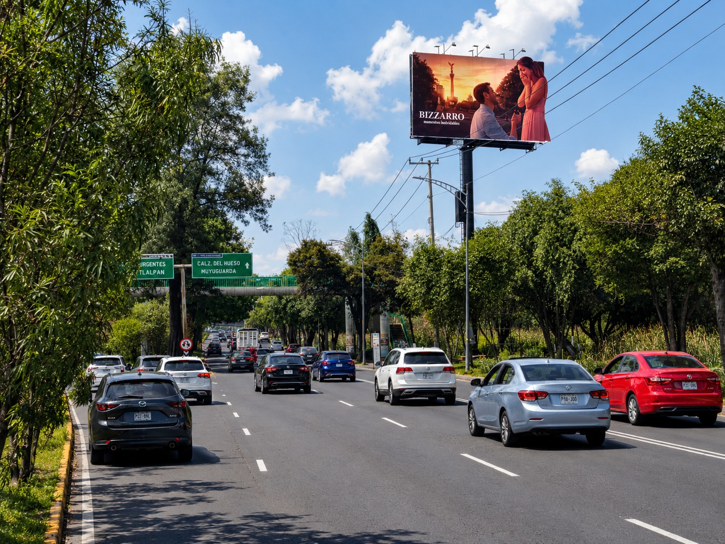 Espectacular publicitario en avenida arbolada